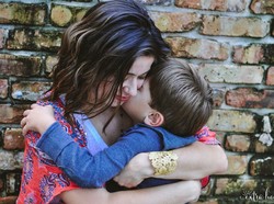 Perlu Nggak Sih Sering-Sering Memeluk Anak?