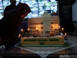 Ulang Tahun, Wali Kota Risma Dapat Kado Kue Miniatur Gedung Siola
