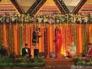 Kahiyang-Bobby Menari Tortor Somba di Depan Orang Tua dan Tamu Kahiyang-Bobby Menari Tortor Somba di Depan Orang Tua dan Tamu