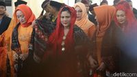 Gaya Ibu Iriana Manortor di Puncak Pesta Adat Kahiyang-Bobby