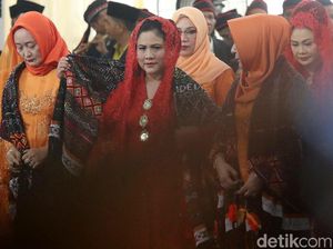 Gaya Ibu Iriana Manortor di Puncak Pesta Adat Kahiyang-Bobby Gaya Ibu Iriana Manortor di Puncak Pesta Adat Kahiyang-Bobby