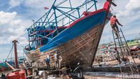 Foto: Mengintip Bengkel Reparasi Kapal di Muara Angke