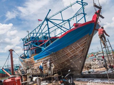 Foto: Mengintip Bengkel Reparasi Kapal di Muara Angke