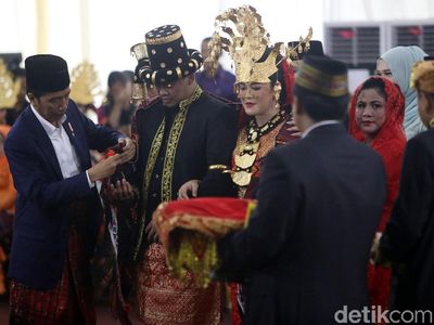 Foto: Jokowi dan Iriana Mengulosi Kahiyang-Bobby