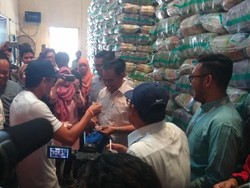 Cek Pasokan Beras, Sandiaga Kunjungi Food Station Tjipinang Jaya