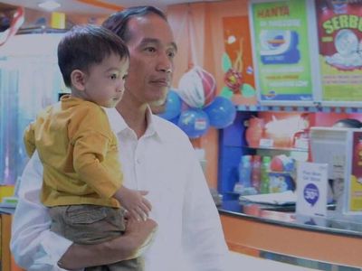 Gaya Mbah Jokowi Momong Jan Ethes di Medan