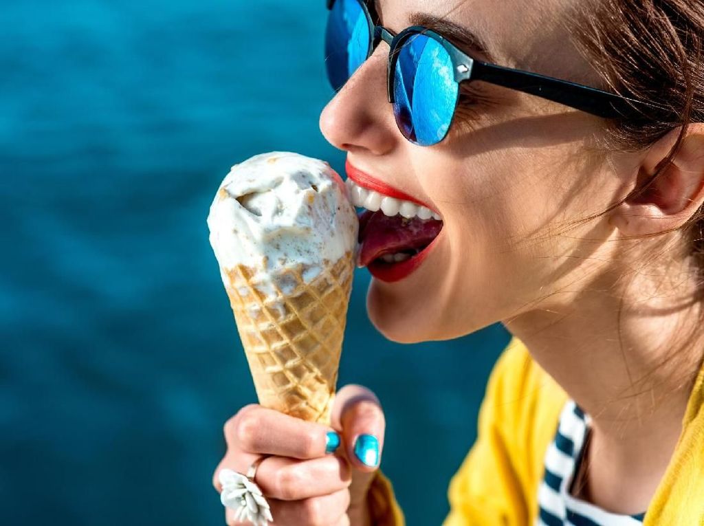 Makan Es Krim Bikin Sakit Tenggorokan, Mitos atau Fakta? Makan Es Krim Bikin Sakit Tenggorokan, Mitos atau Fakta?