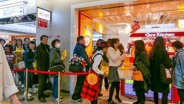 Lihat Antusiasme Warga Jepang Antre Kit Kat Rasa Tokyo Banana