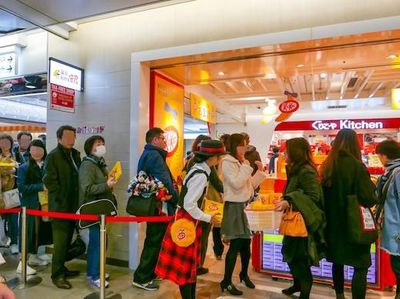 Lihat Antusiasme Warga Jepang Antre Kit Kat Rasa Tokyo Banana