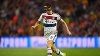 Striker Bayern Munich, Robert Lewandowski, tampil bertopeng pada laga Liga Champions melawan Barcelona di Camp Nou pada 2015. Foto: Shaun Botterill/Getty Images