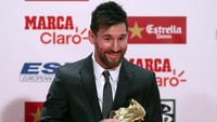 Messi diganjar Sepatu Emas Eropa sebagai topskorer di antara liga-liga Eropa dengan mencetak 37 gol di La Liga 2016/2017. (Albert Gea/Reuters)