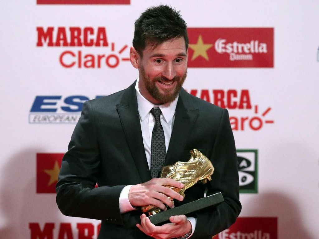 Senyum Semringah Messi di Antara 4 Sepatu Emas Eropa Senyum Semringah Messi di Antara 4 Sepatu Emas Eropa