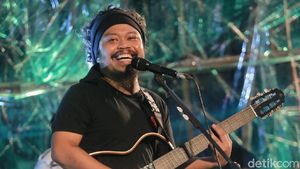 Putuskan Hengkang, Is Tetap Nyanyi Bareng Payung Teduh