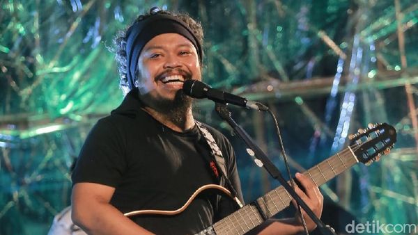 Putuskan Hengkang, Is Tetap Nyanyi Bareng Payung Teduh