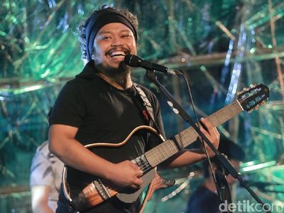 Putuskan Hengkang, Is Tetap Nyanyi Bareng Payung Teduh