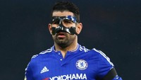 Gaya eks striker Chelsea, Diego Costa, dengan topeng di wajahnya pada laga melawan Newcastle United, Februari 2016. Foto: Clive Mason/Getty Images