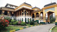 Foto: Menyusuri Kesultanan Deli dari Istana Maimun