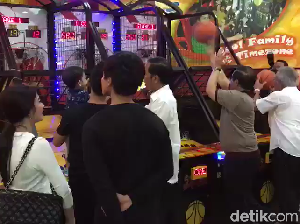 Aksi Jokowi Adu Lempar Bola Basket dengan 2 Menterinya Aksi Jokowi Adu Lempar Bola Basket dengan 2 Menterinya