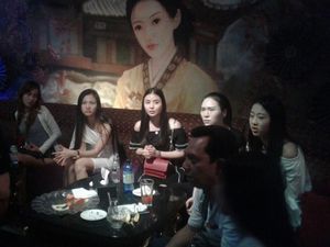 Razia di Sense Karaoke Mangga Dua, BNN Jakut Amankan 16 WNA Razia di Sense Karaoke Mangga Dua, BNN Jakut Amankan 16 WNA