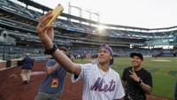 Neymar Jr selfie sebelum New York Mets lawan Chicago White Sox di Citi Field pada 31 Mei 2016 di New York. (Al Bello/Getty Images)