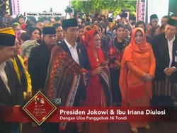 Jokowi dan Iriana Diulosi dengan Ulos Panggobak Ni Tondi