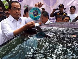 Masih Ada Sopir Taksi Online yang Tolak Uji KIR Hingga Pasang Stiker Masih Ada Sopir Taksi Online yang Tolak Uji KIR Hingga Pasang Stiker