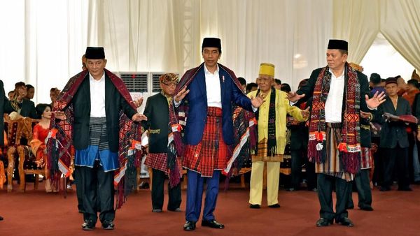 Melihat Jokowi Manortor Bermodal Latihan dari Youtube