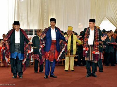 Melihat Jokowi Manortor Bermodal Latihan dari Youtube