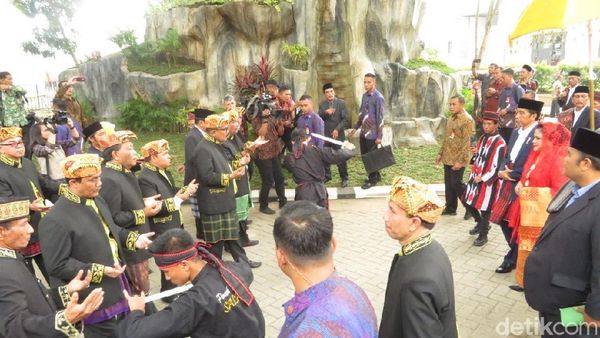 Momen Jokowi-Iriana Disambut Manortor Mundur