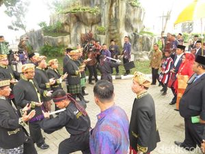 Momen Jokowi-Iriana Disambut Manortor Mundur