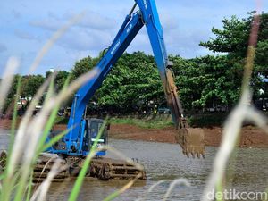Setu Babakan Dikeruk