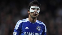 Topeng putih jadi pilihan mantan bek Chelsea, Paulo Ferreira, pada pertandingan melawan Aston Villa, Desember 2011. Foto: Ian Walton/Getty Images