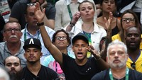 Neymar saat jadi penonton laga Timnas Brasil dengan Italia di Stadion Maracana. (Mark Kolbe/Getty Images)