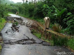 Jalan Penghubung 2 Kecamatan di Banjarnegara Ambles Sedalam 1 Meter