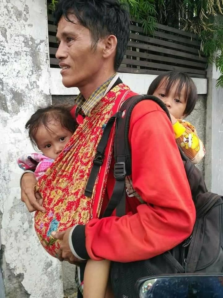 Dinsos DKI Cari Bapak Gendong 2 Anak yang Fotonya Viral di Medsos Dinsos DKI Cari Bapak Gendong 2 Anak yang Fotonya Viral di Medsos