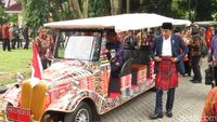 Gaya Jokowi-Iriana Naik Mobil Ulos ke Puncak Pesta Adat