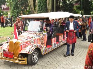 Gaya Jokowi-Iriana Naik Mobil Ulos ke Puncak Pesta Adat Gaya Jokowi-Iriana Naik Mobil Ulos ke Puncak Pesta Adat