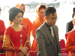 Gaya Selvi Menantu Jokowi Berkebaya Merah dengan Tas Dior
