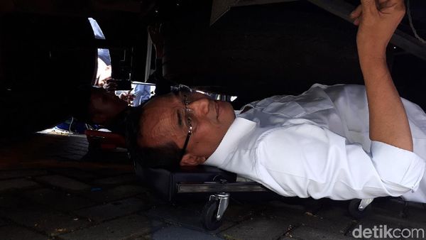 Cek Fungsi Rem, Menhub Masuk ke Kolong Bus