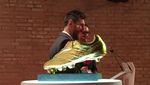 Senyum Semringah Messi di Antara 4 Sepatu Emas Eropa