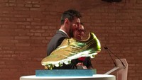 Sepatu Emas Eropa itu menjadi koleksi keempat Messi. Sebelumnya dia mendapatkan pada 2010, 2012, dan 2013. (twitter Barcelona FC)
