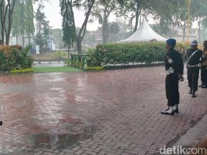 Hujan Turun di Pengujung Pesta Adat Kahiyang-Bobby Hujan Turun di Pengujung Pesta Adat Kahiyang-Bobby