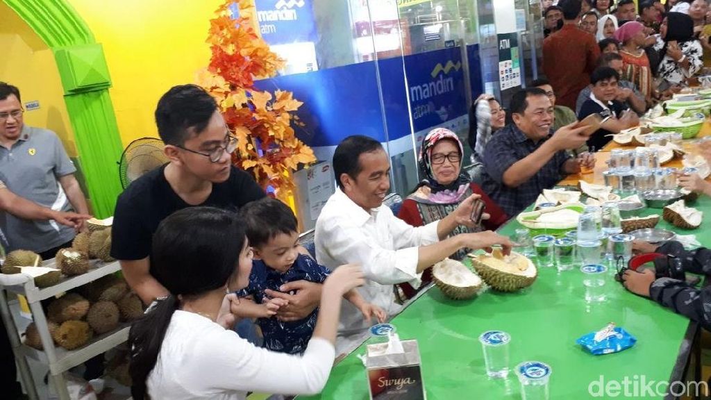 Mampir ke Ucok Durian, Begini Ekspresi Jan Ethes Mencicip Durian Bersama Jokowi!