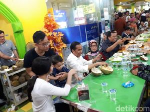 Mampir ke Ucok Durian, Begini Ekspresi Jan Ethes Mencicip Durian Bersama Jokowi! Mampir ke Ucok Durian, Begini Ekspresi Jan Ethes Mencicip Durian Bersama Jokowi!