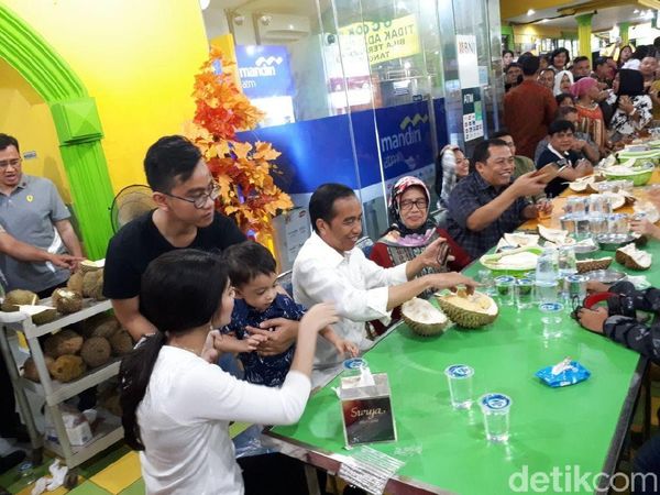 Mampir ke Ucok Durian, Begini Ekspresi Jan Ethes Mencicip Durian Bersama Jokowi!