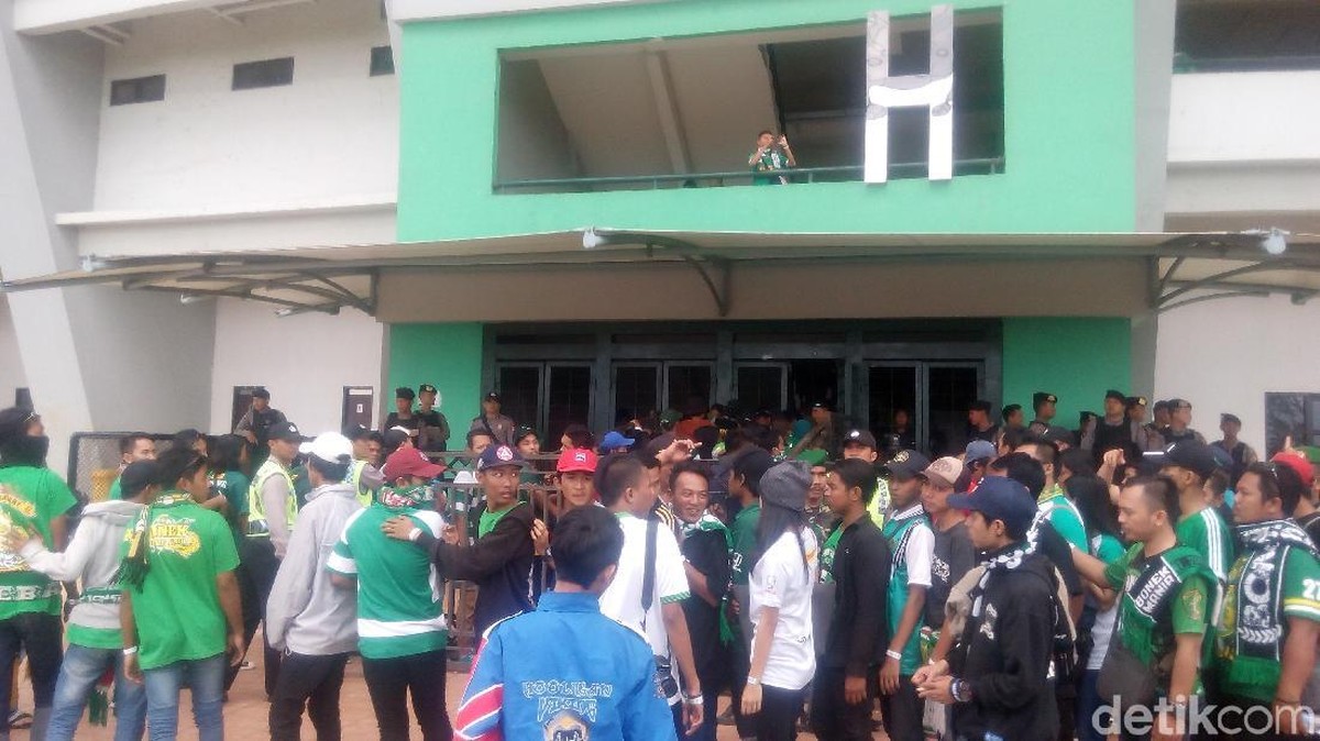 Bonek padati Stadion GBLA. (Mochamad Solehudin/detikSport)