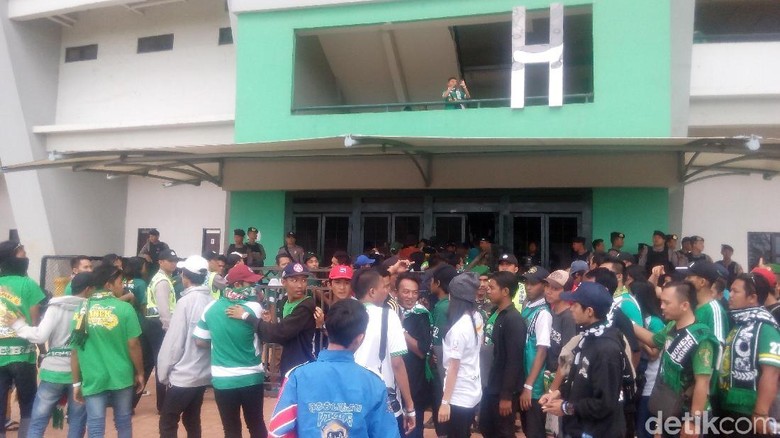 Ribuan Bonek Serbu Stadion GBLA Ribuan Bonek Serbu Stadion GBLA