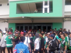 Ribuan Bonek Serbu Stadion GBLA