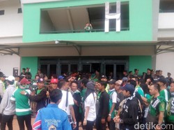 Ribuan Bonek Serbu Stadion GBLA