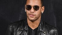 Neymar hidup di kota mode, Paris sejak 100 hari lalu. Dia datang sebagai pesepakbola dengan bayaran mencapai 30 juta euro (sekitar Rp 472 miliar) per tahun setelah dipotong pajak. (Pascal Le Segretain/Getty Images)